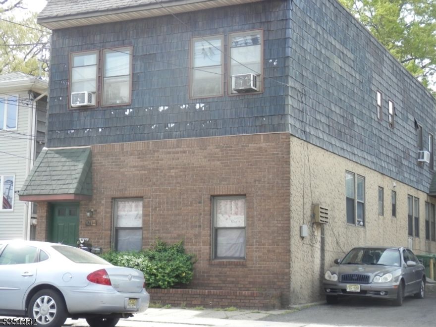 MIXED-USE PROPERTY FOR SALE, FOUR 1 BDRM APARTMENTS & COMMERCIAL SPACE ATTACHED. GREAT LOCATION