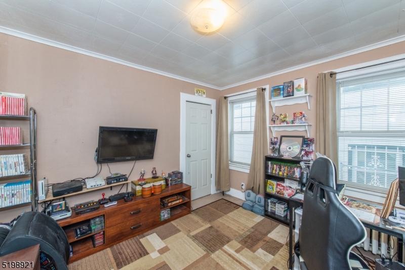 El Mora - Residential Income