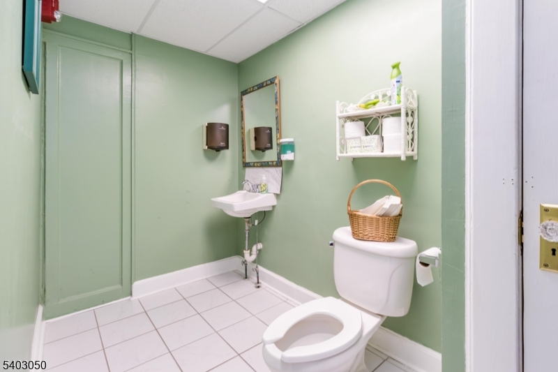 CENTRAL BUSINESS DISTRICT - Commercial Lease