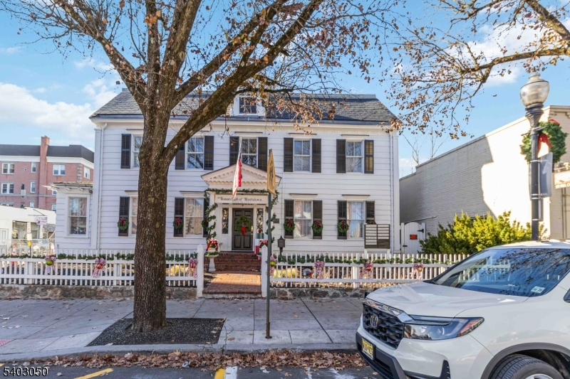 CENTRAL BUSINESS DISTRICT - Commercial Lease