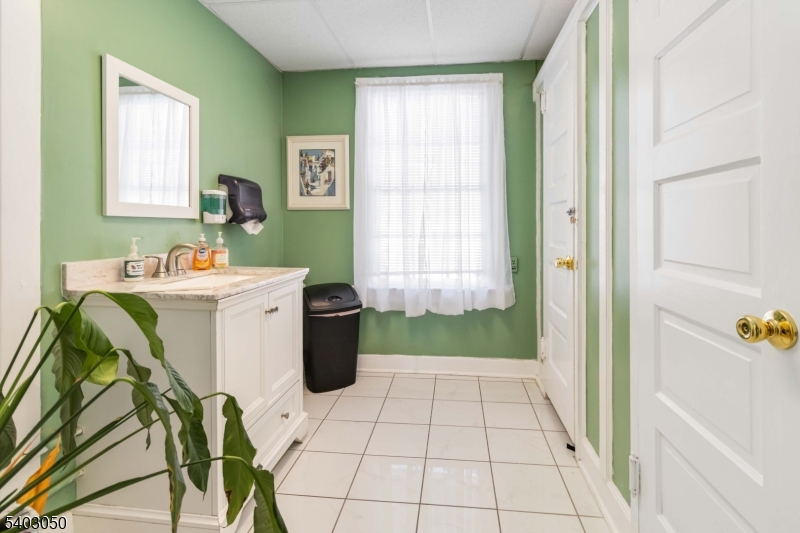 CENTRAL BUSINESS DISTRICT - Commercial Lease