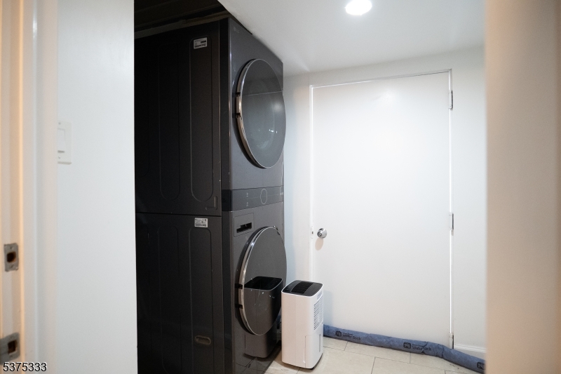 Montclair Twp., New Jersey 07042, United States, 2 Bedrooms Bedrooms, ,2 BathroomsBathrooms,Residential,Active,182773