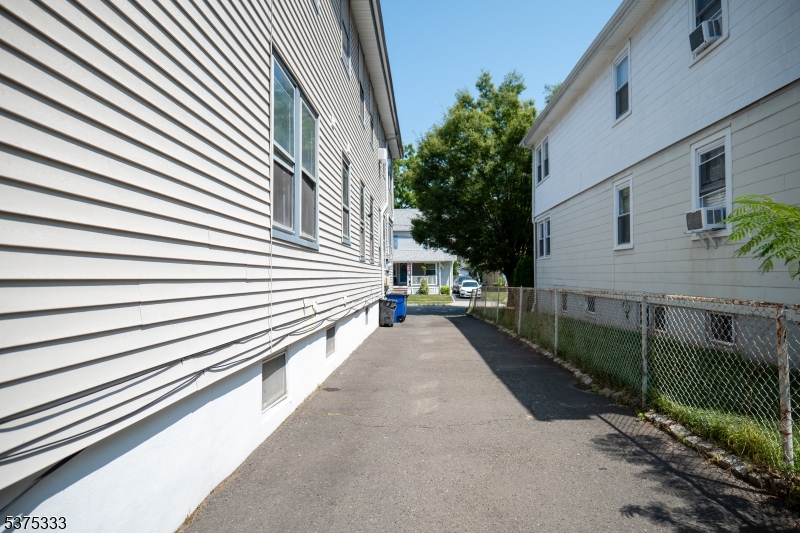 Montclair Twp., New Jersey 07042, United States, 2 Bedrooms Bedrooms, ,2 BathroomsBathrooms,Residential,Active,182773