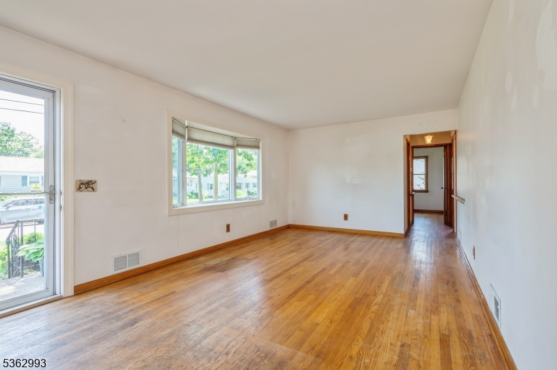 South Bound Brook Boro, New Jersey 08880, United States, 3 Bedrooms Bedrooms, ,1 BathroomBathrooms,Residential,Active,160045