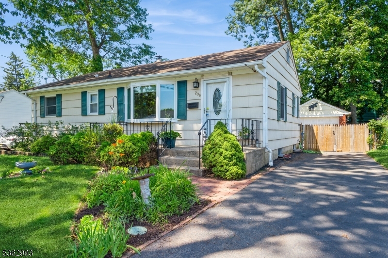 South Bound Brook Boro, New Jersey 08880, United States, 3 Bedrooms Bedrooms, ,1 BathroomBathrooms,Residential,Active,160045