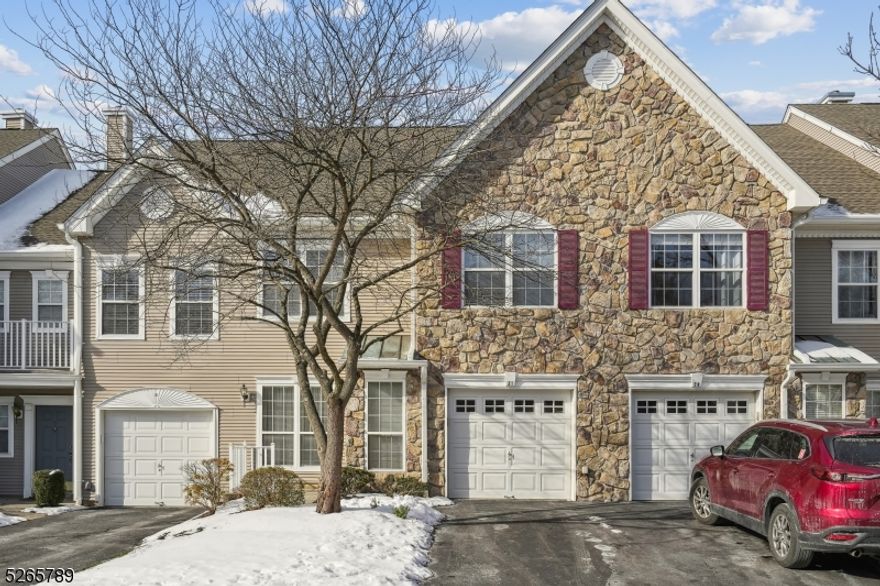 Welcome to this spacious interior townhouse located in Hamilton Crest. This 3 bedroom, 2.1 bath unit offers the perfect combination of spacious living and worry free convenience of community living.