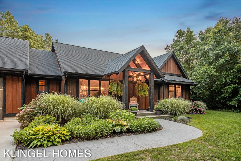 Photo of 13698 Stearns Court, Grand Haven, MI 49417 (MLS # 25042116)