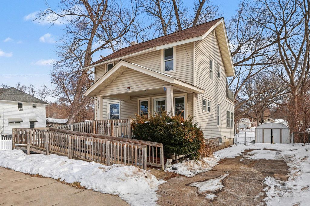 Photo of 1235 Sheldon Street, Jackson, MI 49203 (MLS # 26005372)