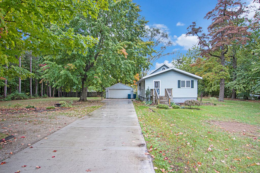 Photo of 14877 160th Avenue, Grand Haven, MI 49417 (MLS # 25052938)