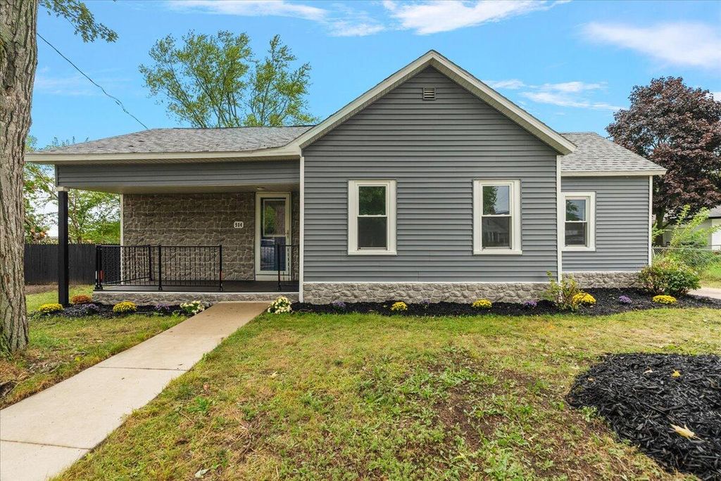 Photo of 984 Evanston Avenue, Muskegon, MI 49442 (MLS # 26015127)