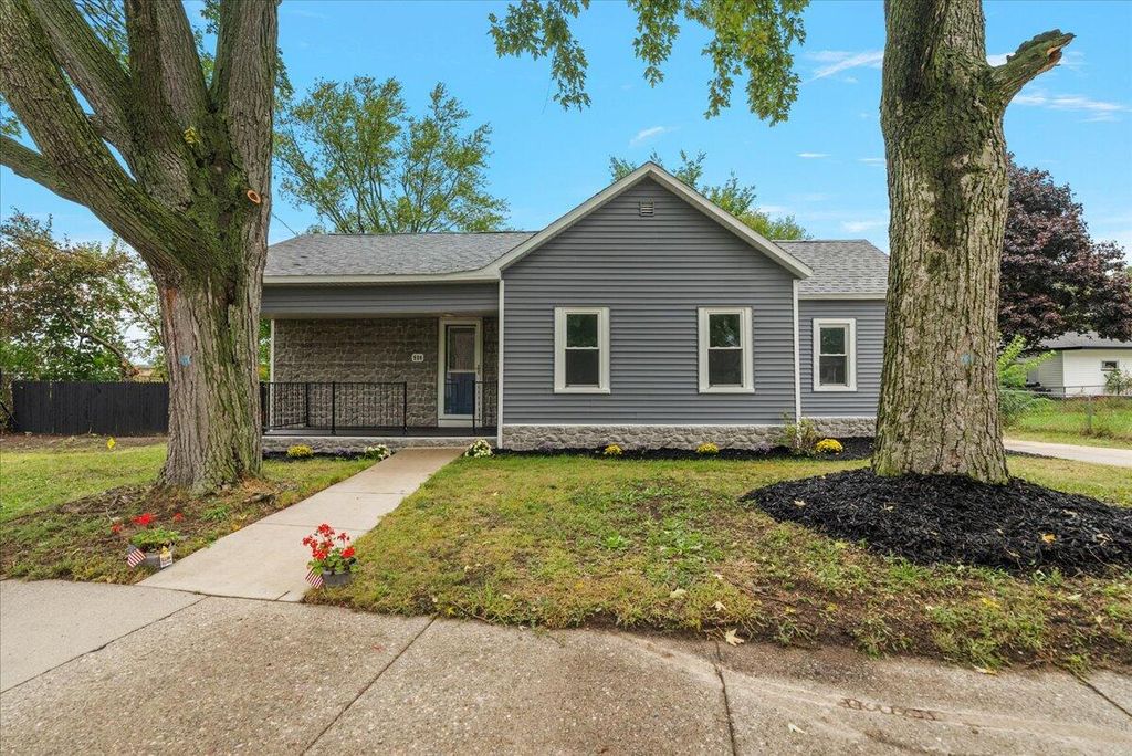 Photo of 984 Evanston Avenue, Muskegon, MI 49442 (MLS # 26015127)