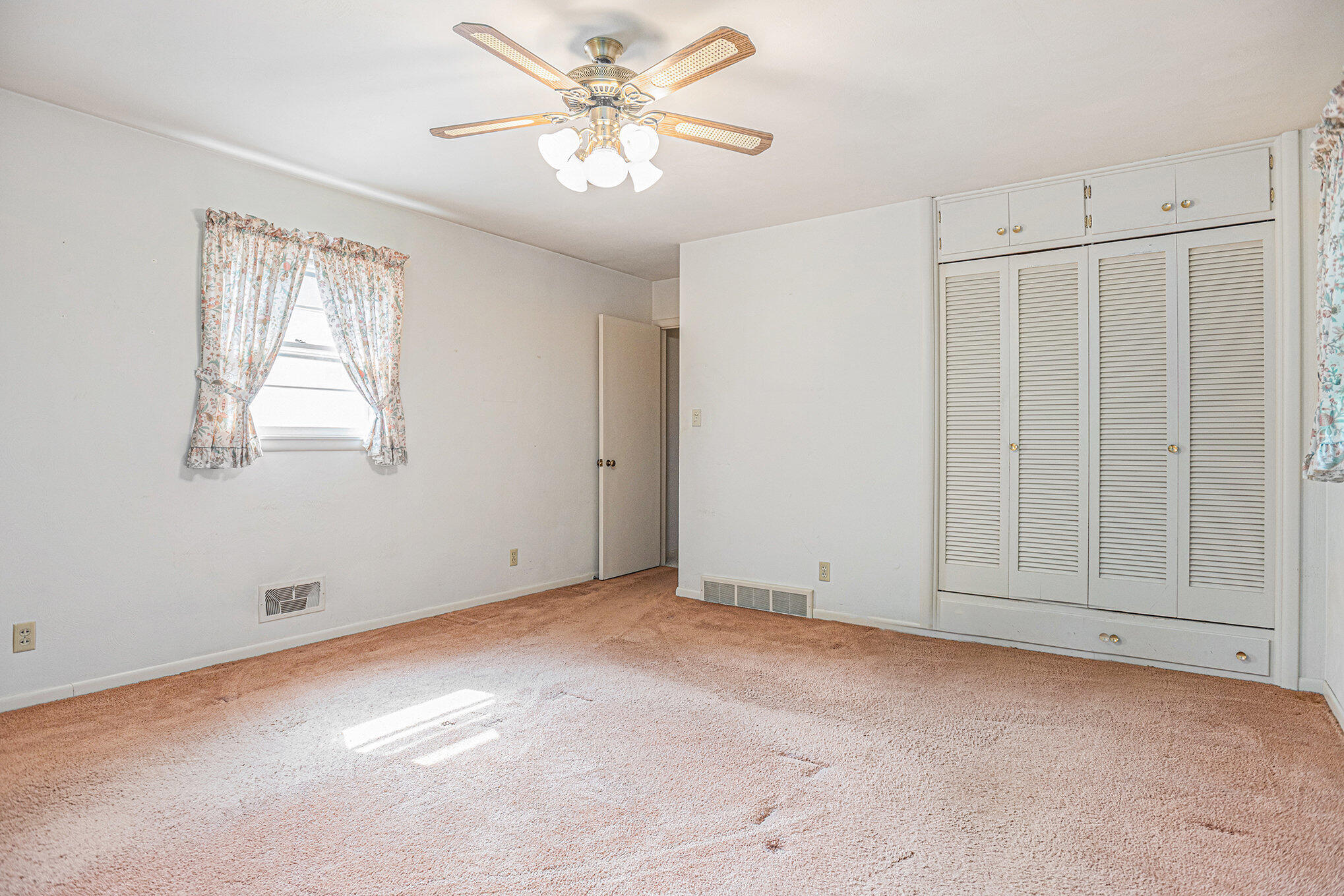 Kalamazoo, Michigan 49004, United States, 3 Bedrooms Bedrooms, ,2 BathroomsBathrooms,Residential,Active,170244