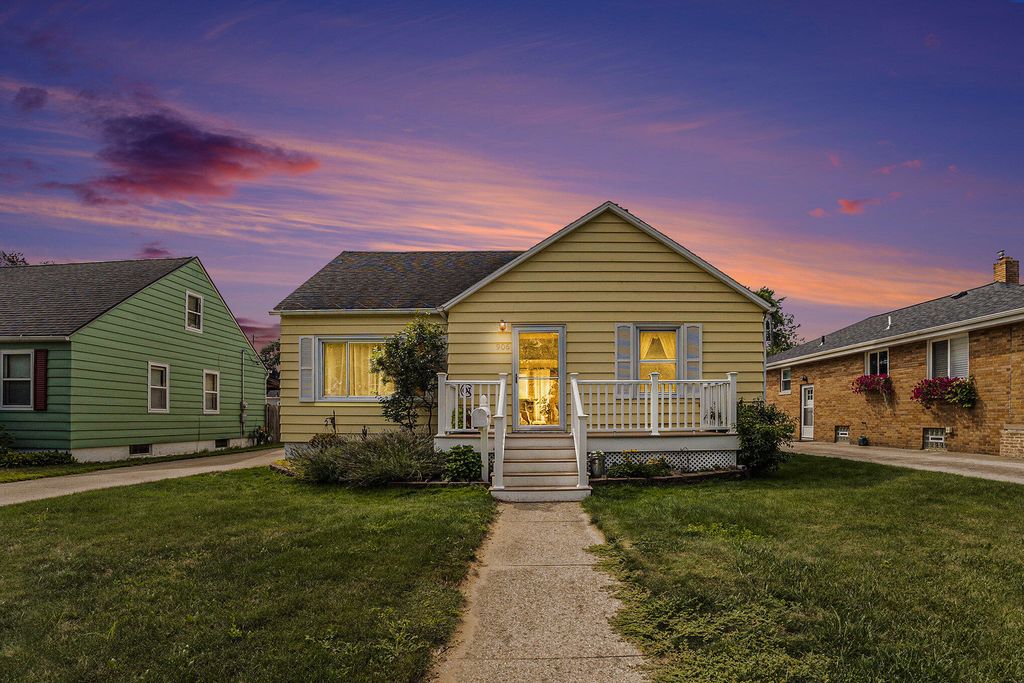 Photo of 906 Grant Avenue, Grand Haven, MI 49417 (MLS # 25041886)