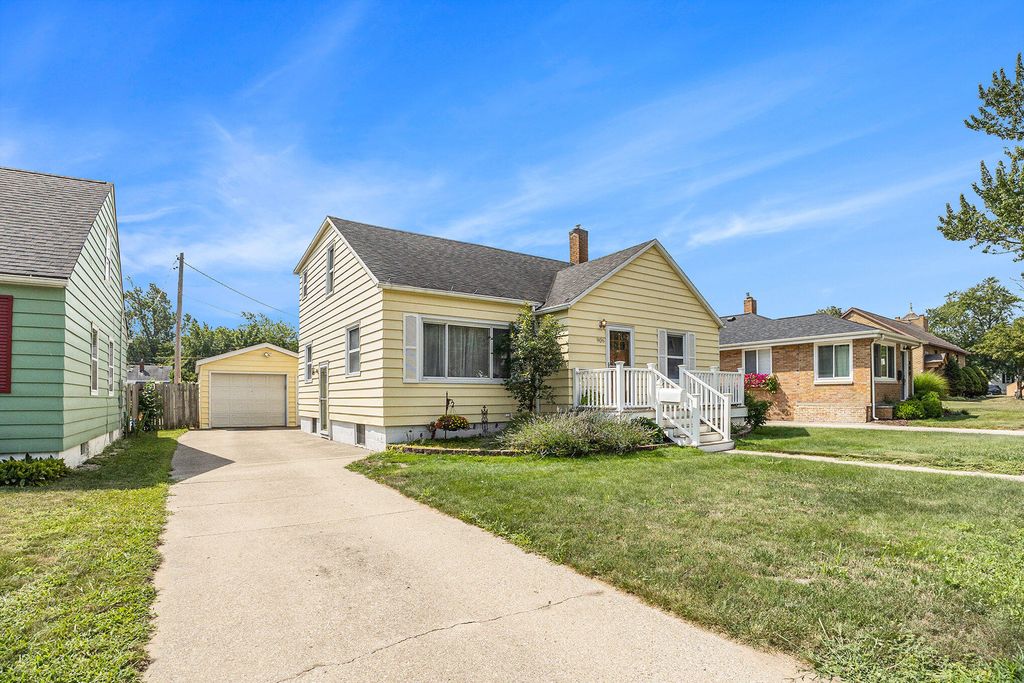 Photo of 906 Grant Avenue, Grand Haven, MI 49417 (MLS # 25041886)