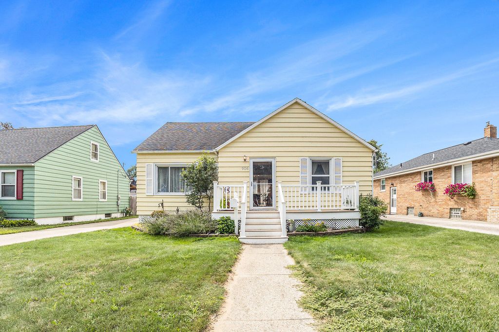Photo of 906 Grant Avenue, Grand Haven, MI 49417 (MLS # 25041886)