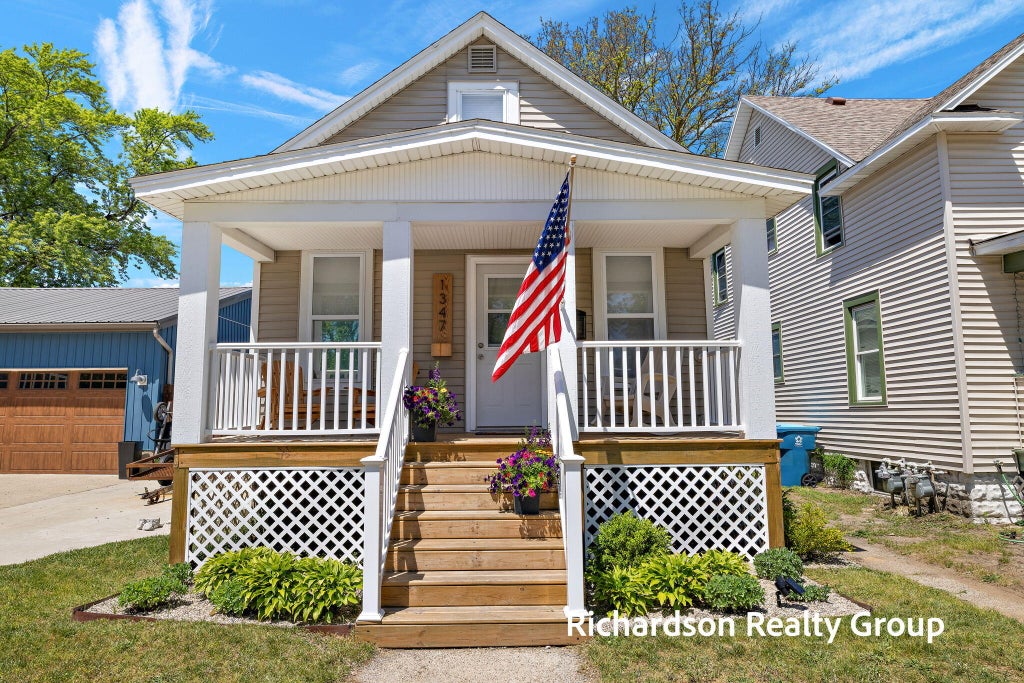 Photo of 1347 Columbus Avenue, Grand Haven, MI 49417 (MLS # 26027218)