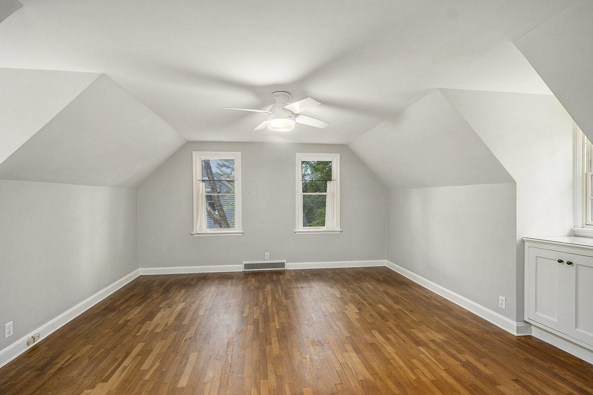 Kalamazoo, Michigan 49008, United States, 4 Bedrooms Bedrooms, ,3 BathroomsBathrooms,Residential,Active,133524