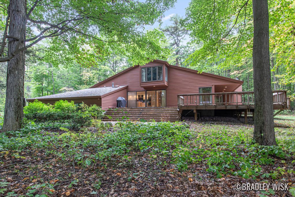 Photo of 18183 N Fruitport Road, Spring Lake, MI 49456 (MLS # 25052534)
