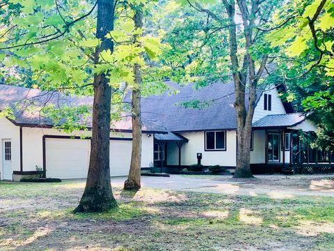 Photo of 711 Division Street, Eastlake, MI 49626 (MLS # 25047220) Photo of 711 Division Street, Eastlake, MI 49626 (MLS # 25047220)