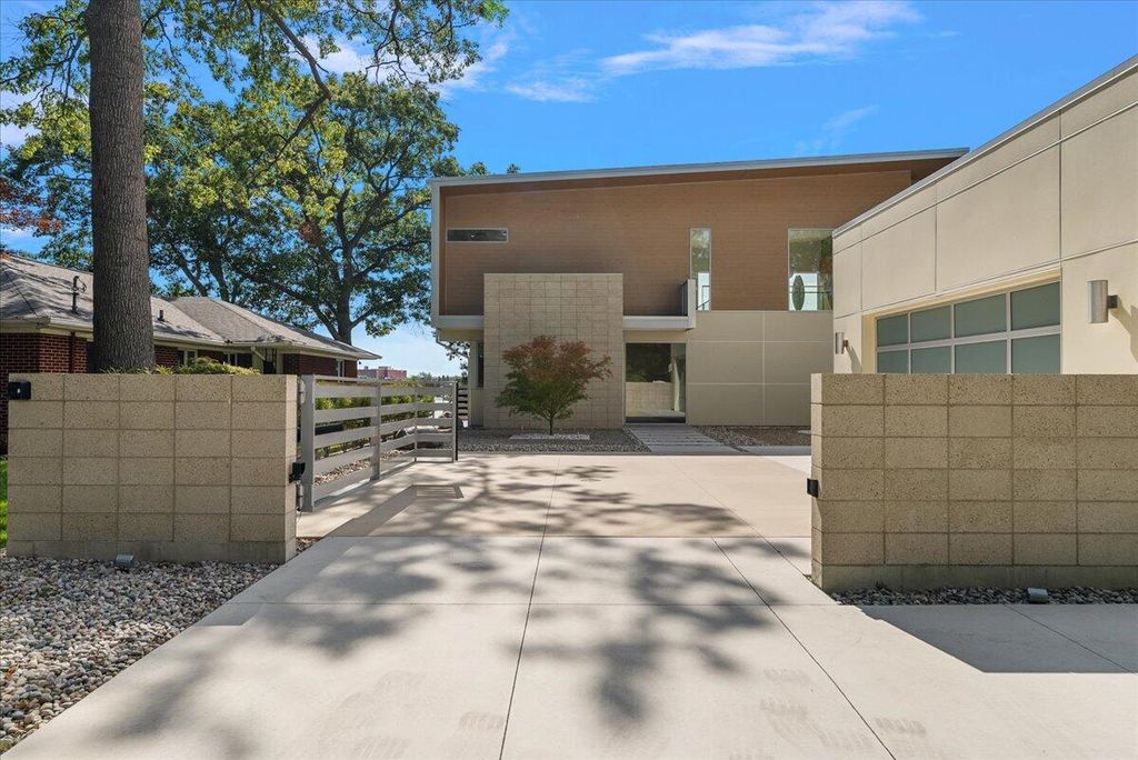 Photo of 602 Lawn Avenue, Holland, MI 49424 (MLS # 25048273)