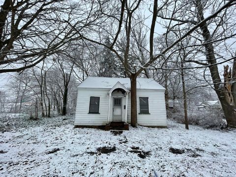 Photo of 697 W Grand Avenue, Muskegon, MI 49441 (MLS # 26005474)