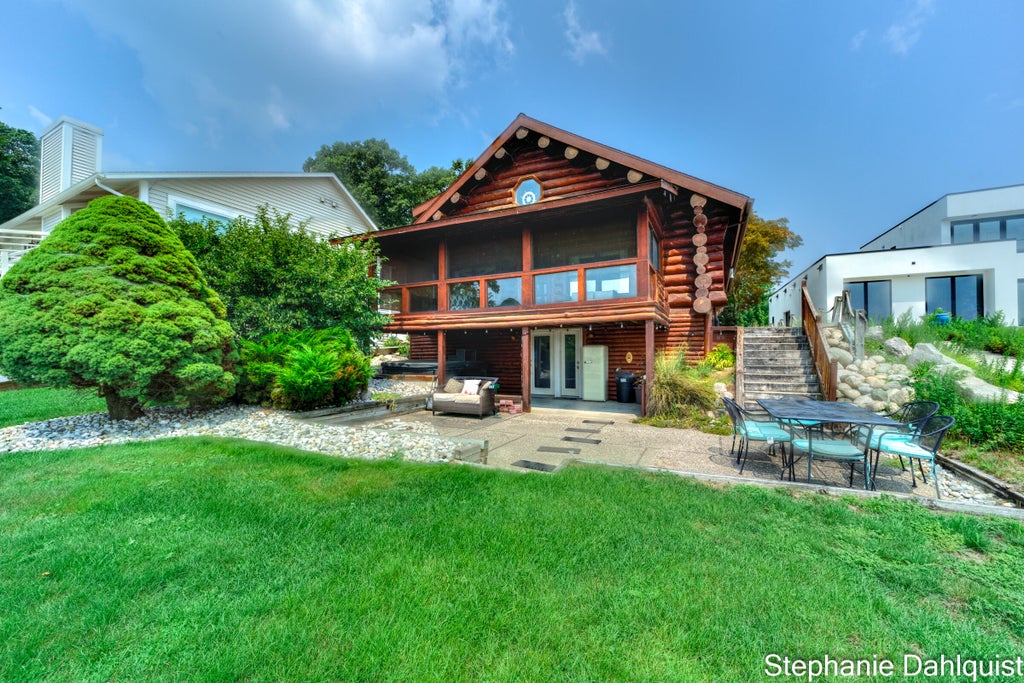 Photo of 1601 Westwind Court, Muskegon, MI 49445 (MLS # 26046948)