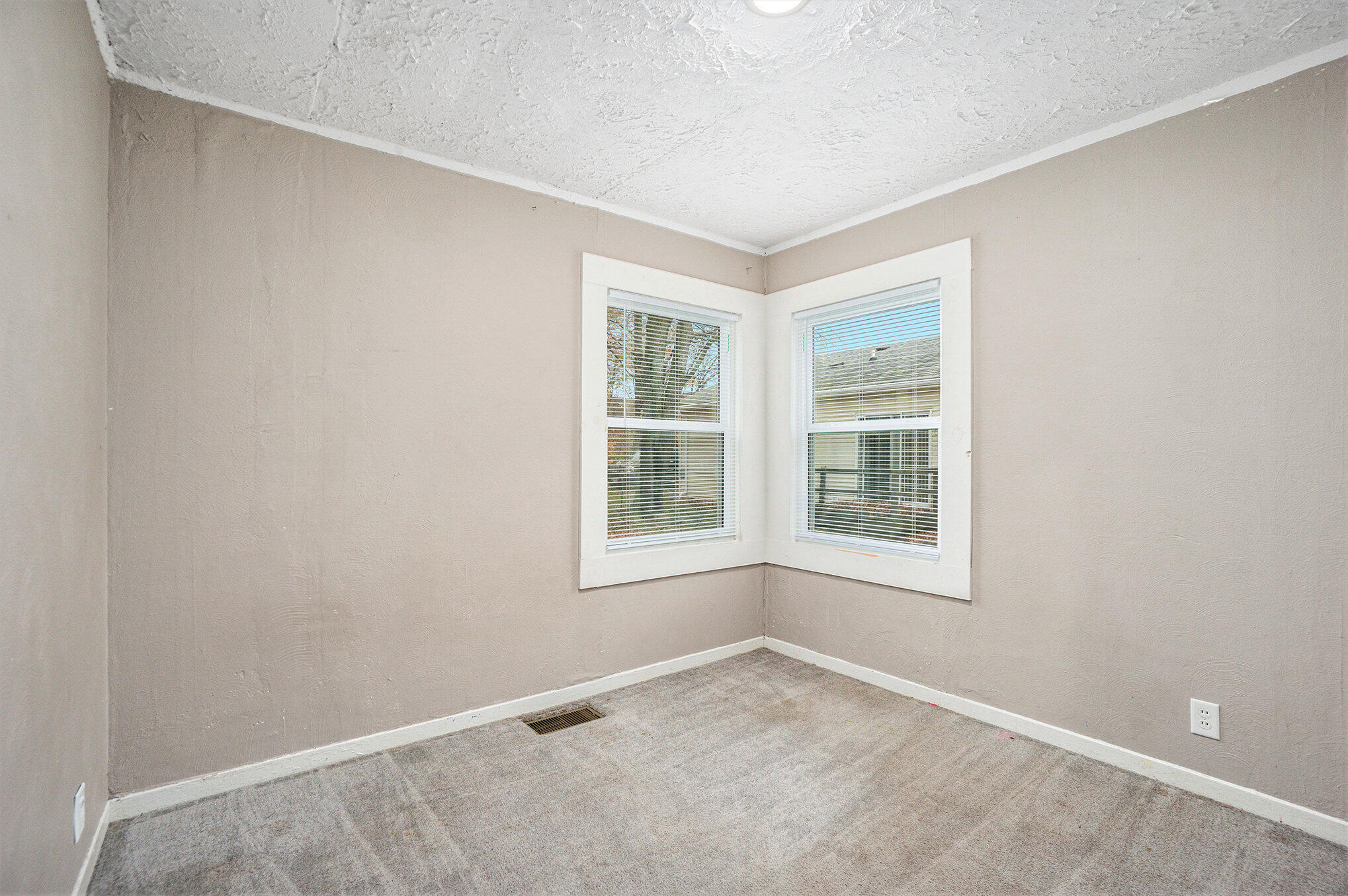 Kalamazoo, Michigan 49001, United States, 3 Bedrooms Bedrooms, ,1 BathroomBathrooms,Residential,Active,33093