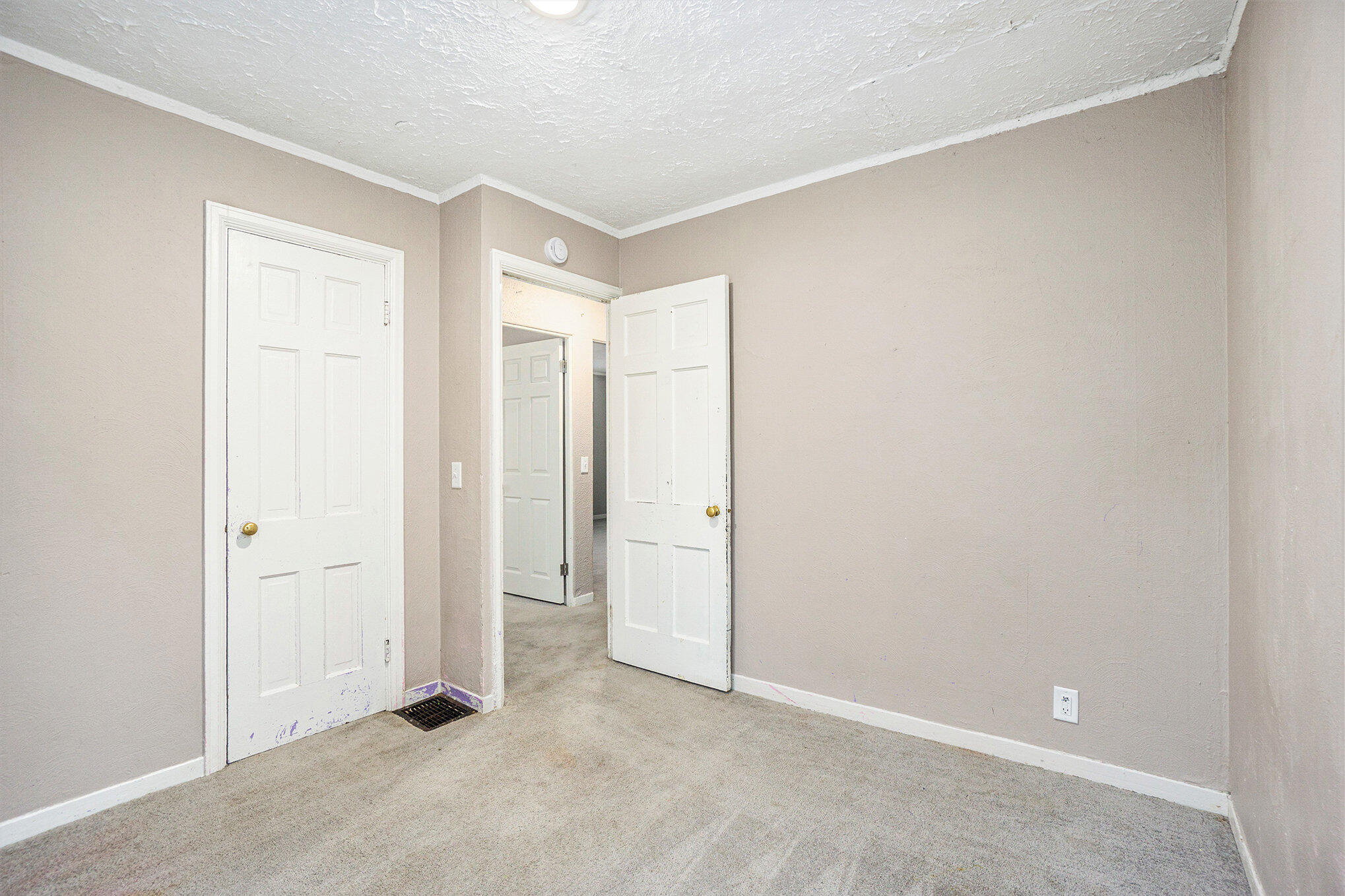 Kalamazoo, Michigan 49001, United States, 3 Bedrooms Bedrooms, ,1 BathroomBathrooms,Residential,Active,33093