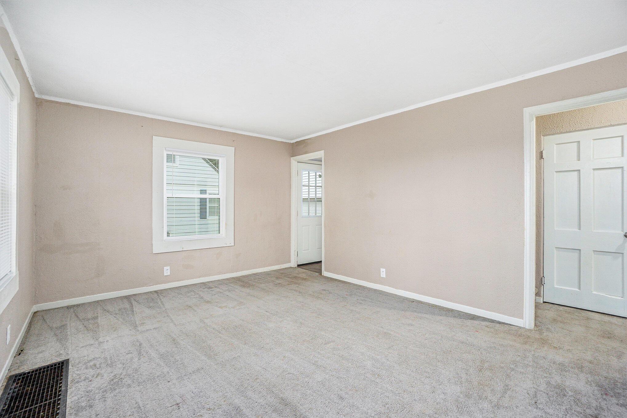 Kalamazoo, Michigan 49001, United States, 3 Bedrooms Bedrooms, ,1 BathroomBathrooms,Residential,Active,33093