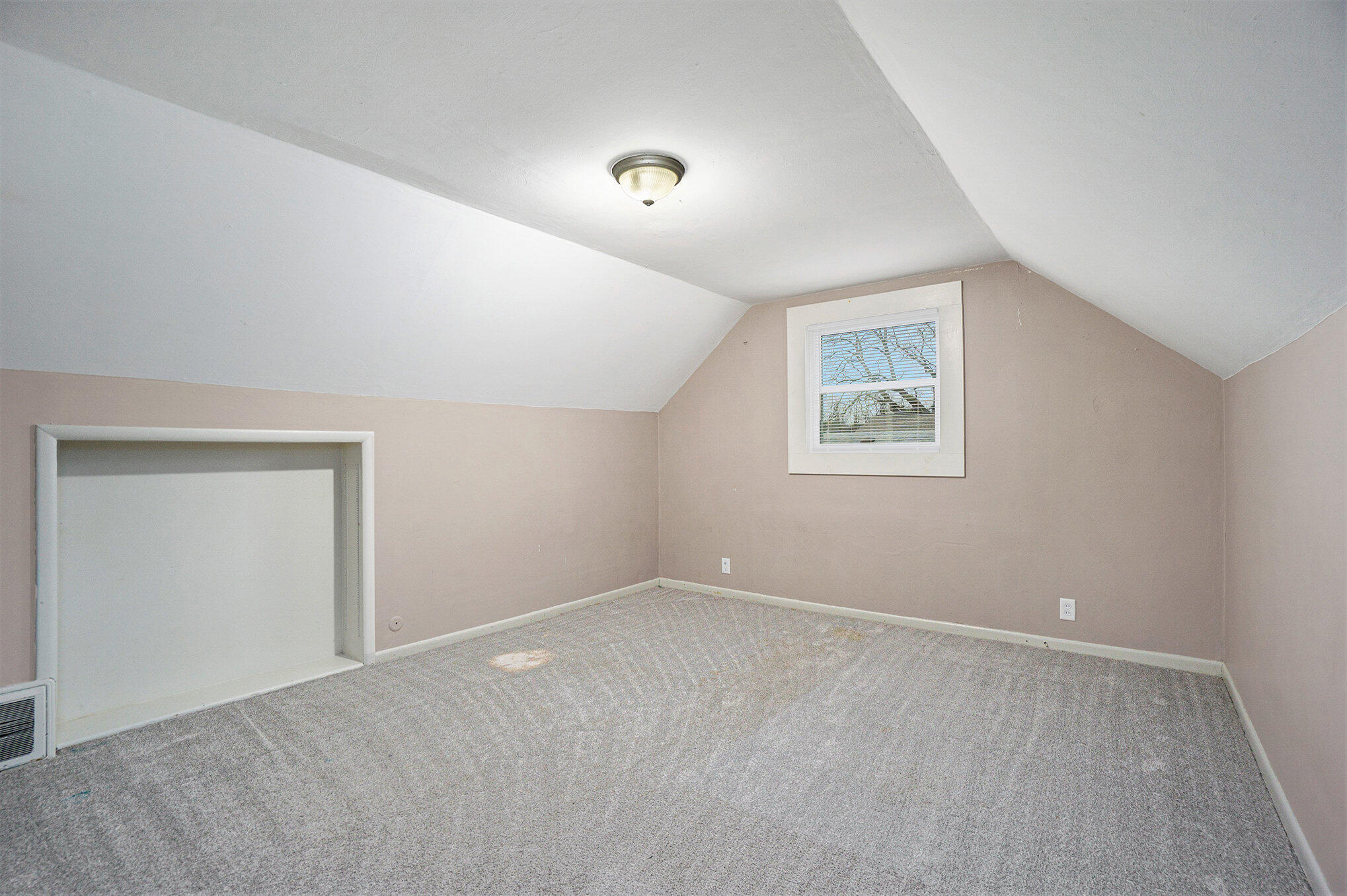 Kalamazoo, Michigan 49001, United States, 3 Bedrooms Bedrooms, ,1 BathroomBathrooms,Residential,Active,33093