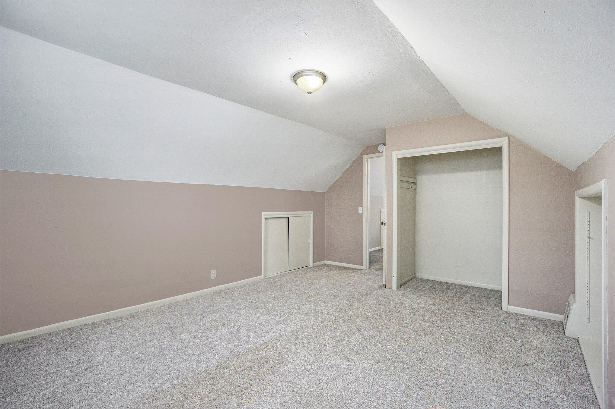 Kalamazoo, Michigan 49001, United States, 3 Bedrooms Bedrooms, ,1 BathroomBathrooms,Residential,Active,33093