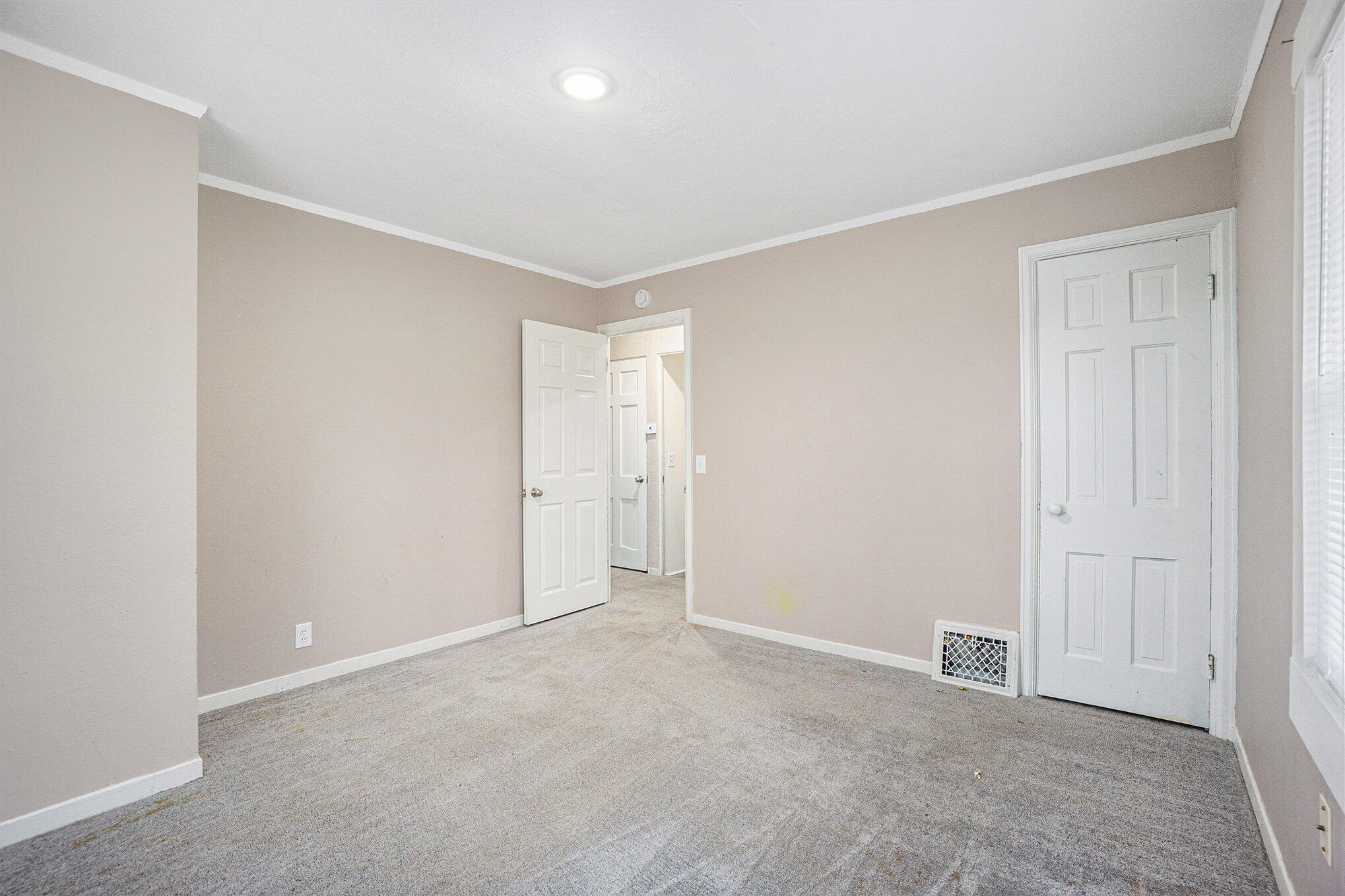 Kalamazoo, Michigan 49001, United States, 3 Bedrooms Bedrooms, ,1 BathroomBathrooms,Residential,Active,33093