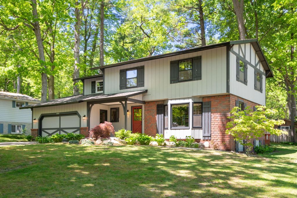 Photo of 1283 Mapleview Street SE, Kentwood, MI 49508 (MLS # 23018221)