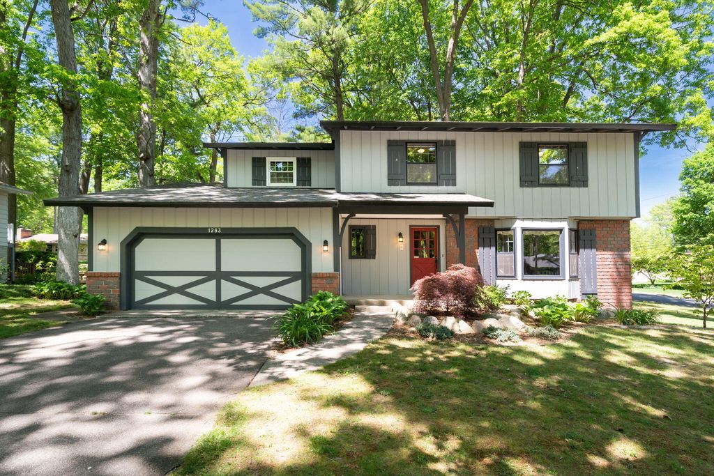 Photo of 1283 Mapleview Street SE, Kentwood, MI 49508 (MLS # 23018221)