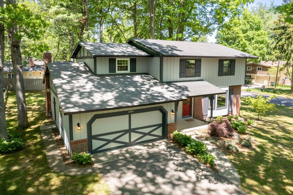 Photo of 1283 Mapleview Street SE, Kentwood, MI 49508 (MLS # 23018221)