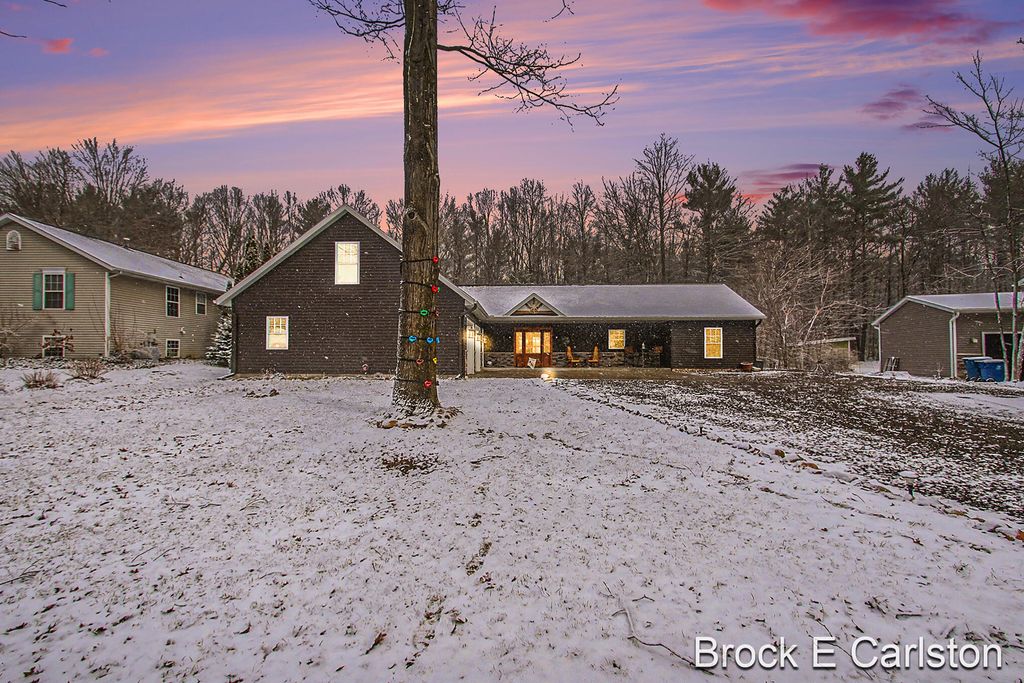 Photo of 19200 Glendale Circle, Spring Lake, MI 49456 (MLS # 26010355)