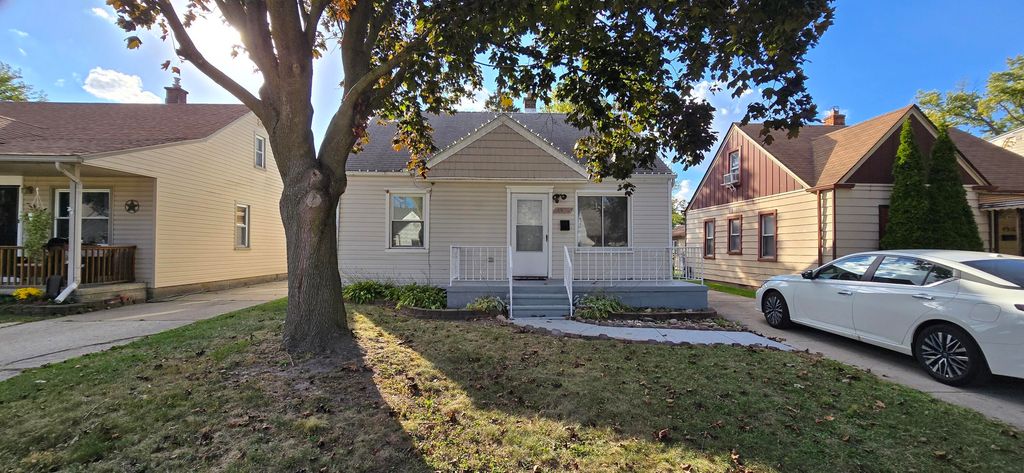 Photo of 4924 Hipp Street, Dearborn Heights, MI 48125 (MLS # 25051458)