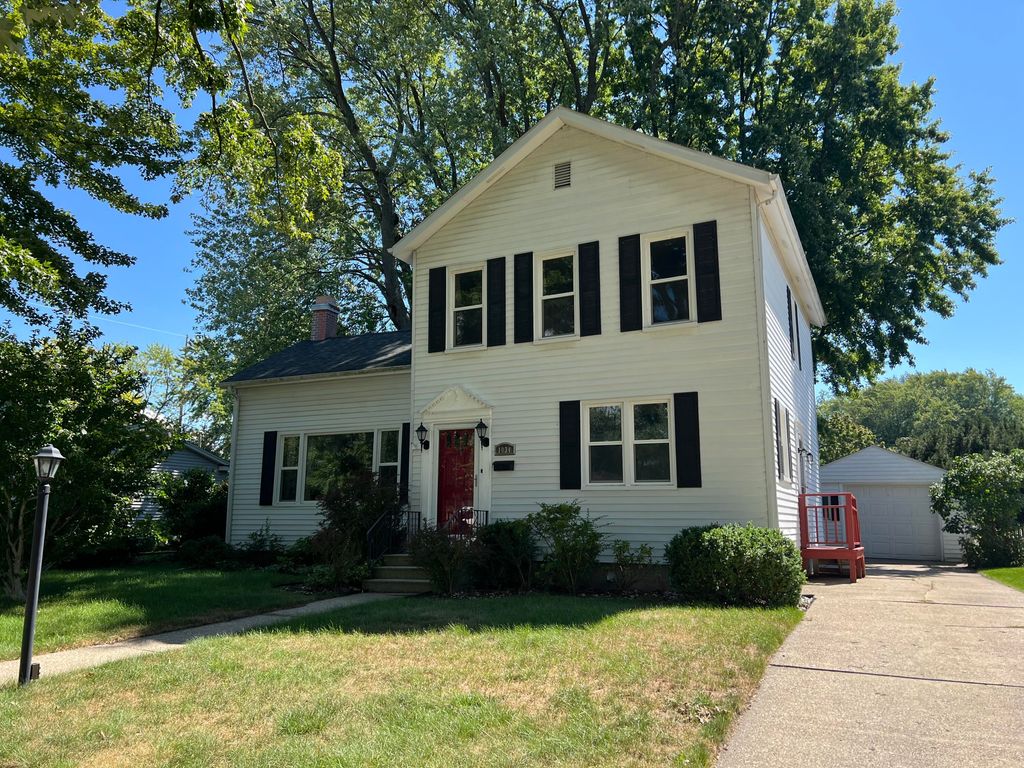 Photo of 1034 Marion Avenue, Grand Haven, MI 49417 (MLS # 25044107)