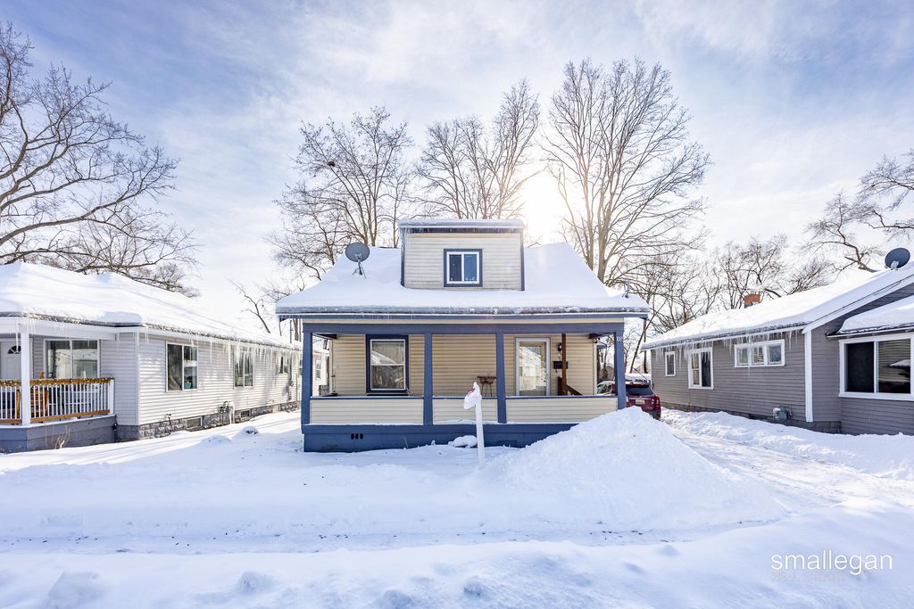 Photo of 1085 E Larch Avenue, Muskegon, MI 49442 (MLS # 25058419)