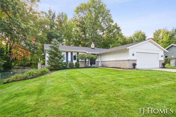 2472 APPLETON DR NE, GRAND RAPIDS, MI 49525 - Image 0e79f67a87356809af07bc6bb2ccd6f1/282980859