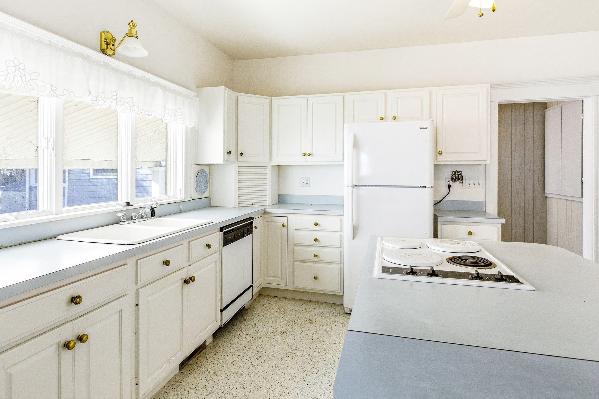 St. Joseph, Michigan, 49085, United States, 4 Bedrooms Bedrooms, ,2 BathroomsBathrooms,Residential,Active,2039017