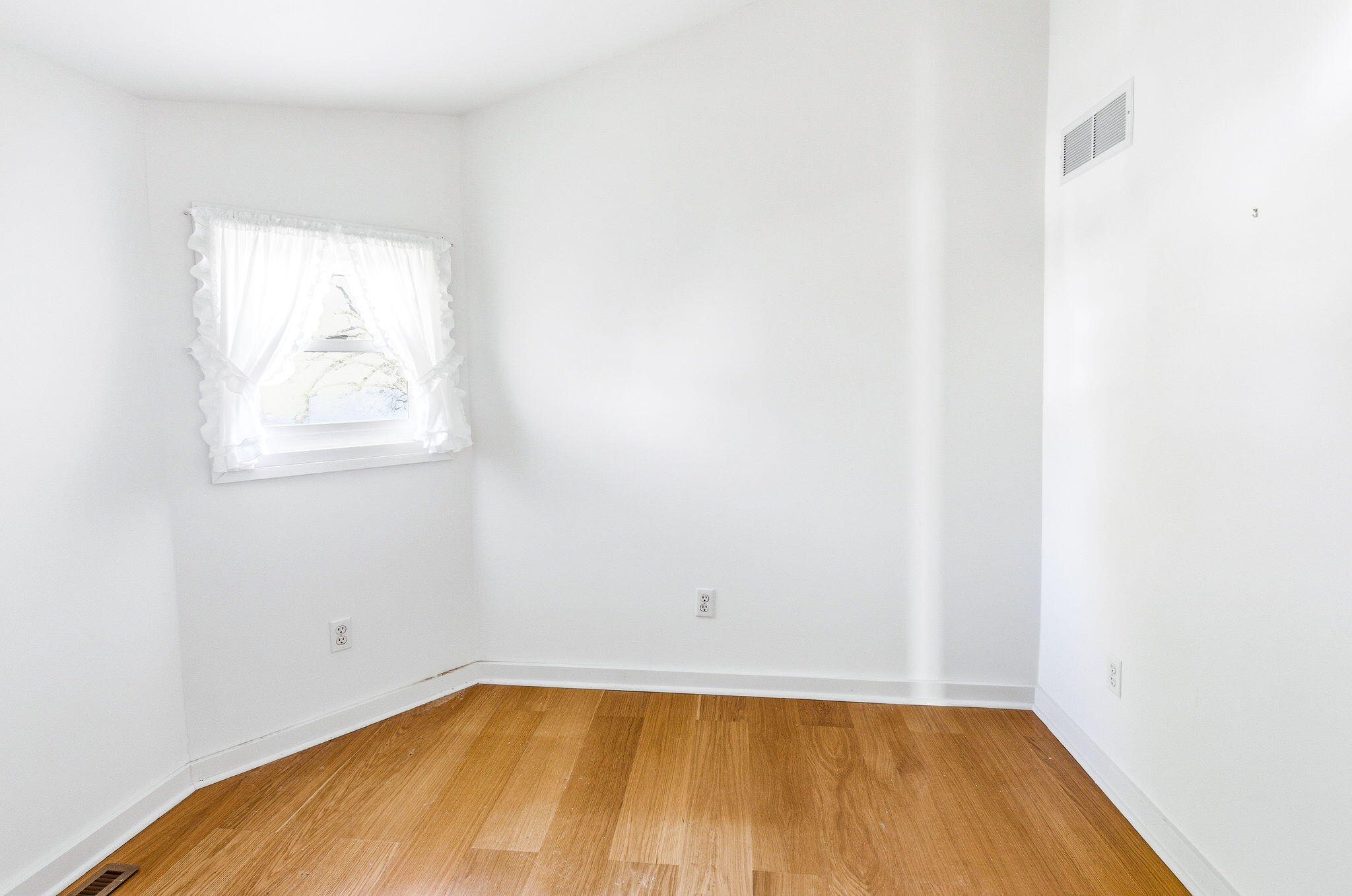 St. Joseph, Michigan, 49085, United States, 4 Bedrooms Bedrooms, ,2 BathroomsBathrooms,Residential,Active,2039017