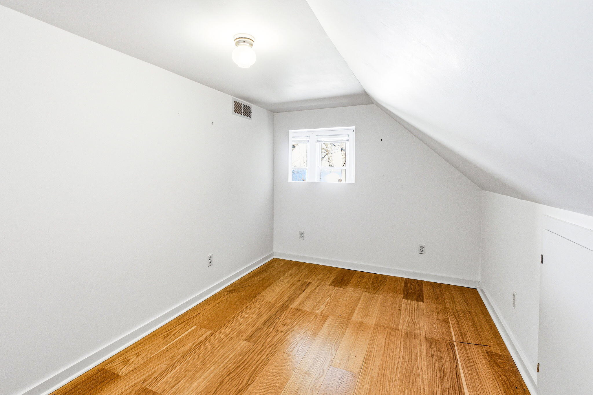 St. Joseph, Michigan, 49085, United States, 4 Bedrooms Bedrooms, ,2 BathroomsBathrooms,Residential,Active,2039017
