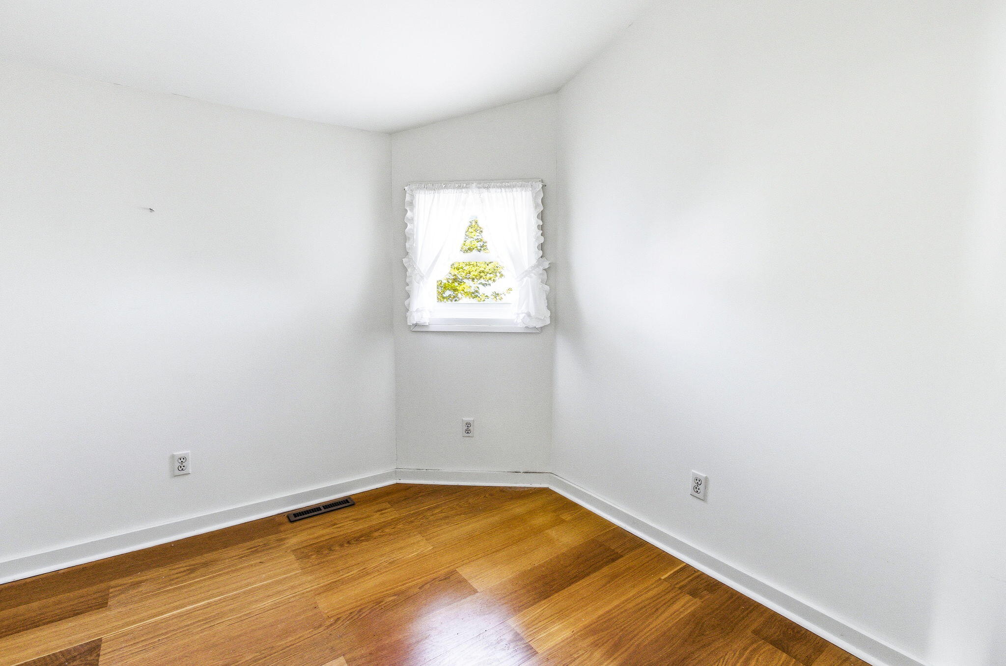 St. Joseph, Michigan, 49085, United States, 4 Bedrooms Bedrooms, ,2 BathroomsBathrooms,Residential,Active,2039017