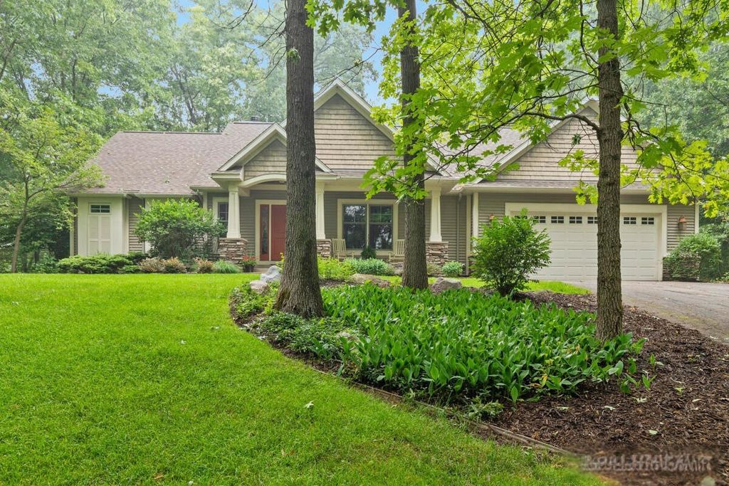 Photo of 8703 Oakbrook Ridge, Rockford, MI 49341 (MLS # 25049051)