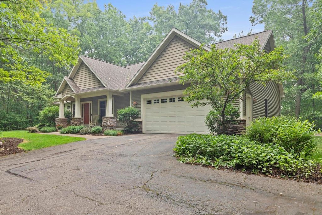 Photo of 8703 Oakbrook Ridge, Rockford, MI 49341 (MLS # 25049051)