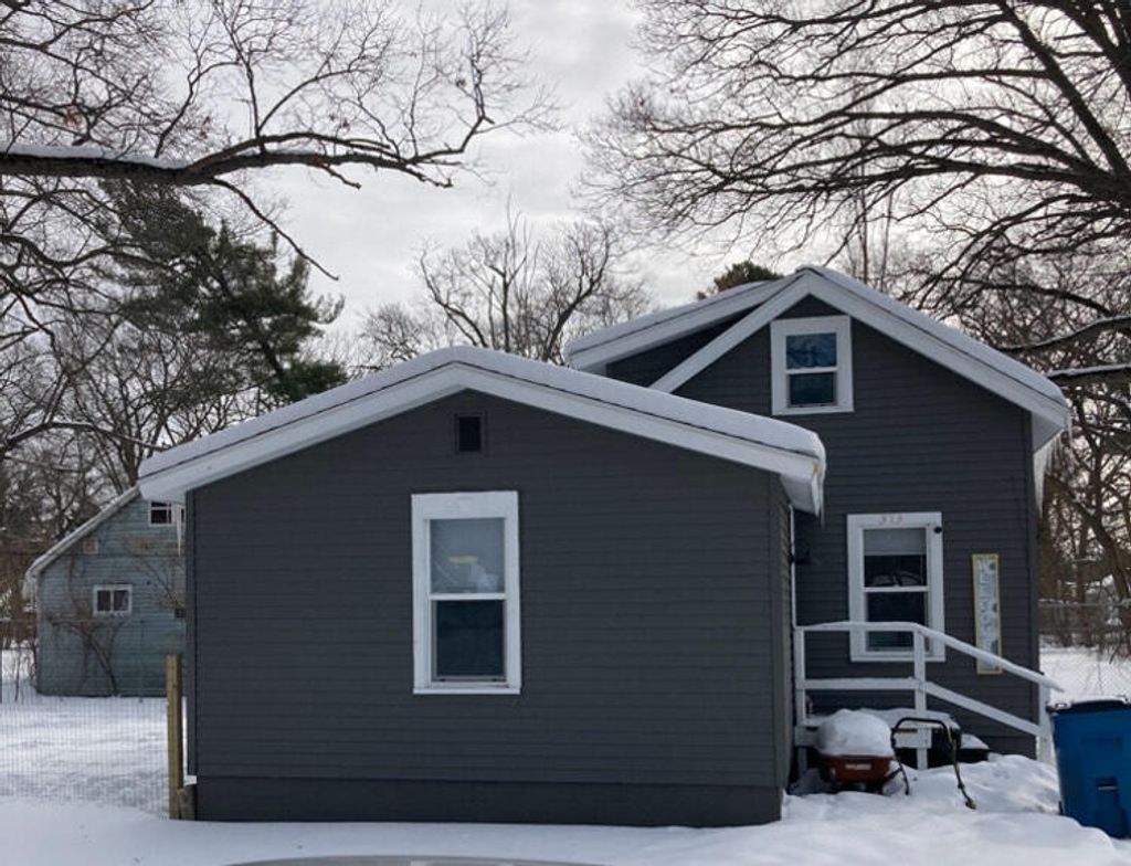 Photo of 375 W Maplewood Avenue, Muskegon, MI 49444 (MLS # 26004626)