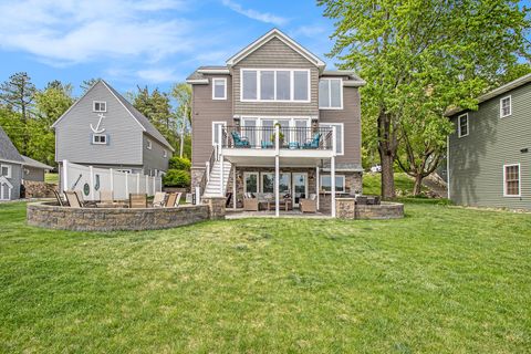 1208 N Eagle Lake Drive Kalamazoo MI 49009