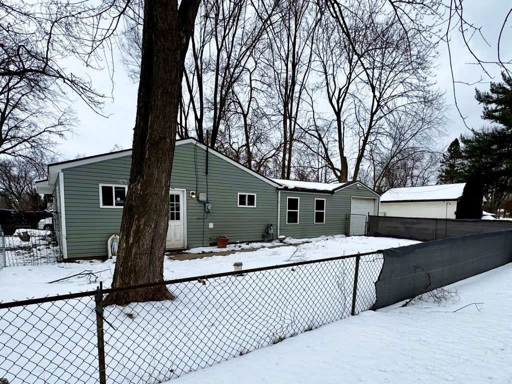 Photo of 1586 Valley Drive, Highland, MI 48356 (MLS # 26005214)