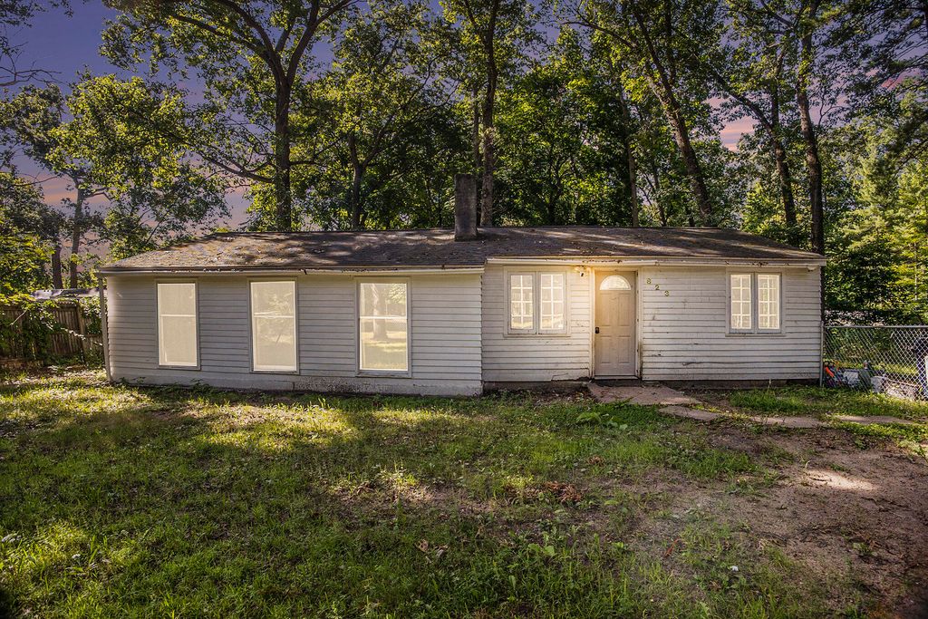 Photo of 823 W River Road, Muskegon, MI 49445 (MLS # 25044937)
